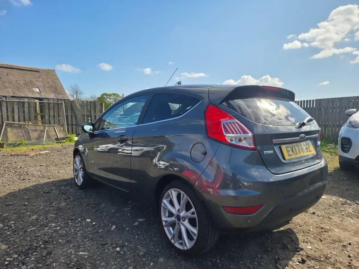 Usado Ford Fiesta Titanium 125 CV (91 kW) 2017 Gris Utilitario