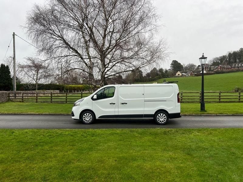 White Used 2021 Nissan NV300 Acenta Van | £12,950 (Fair price) - Image 1/4
