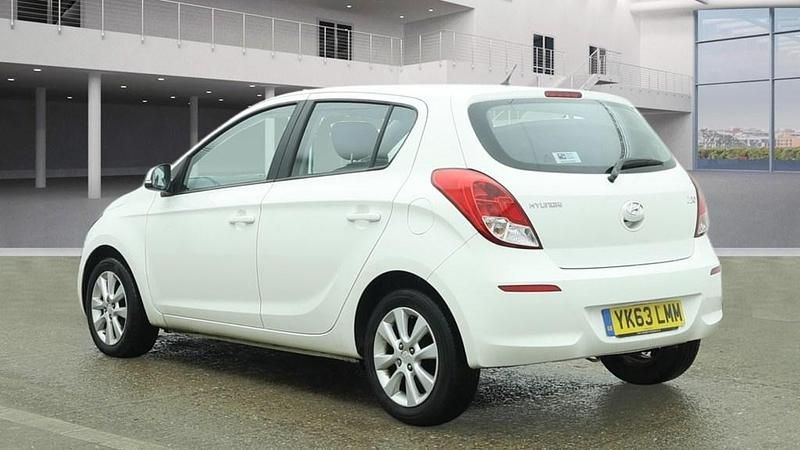 Used Hyundai i20 Active 85 HP (62 kW) 2013 White Hatchback