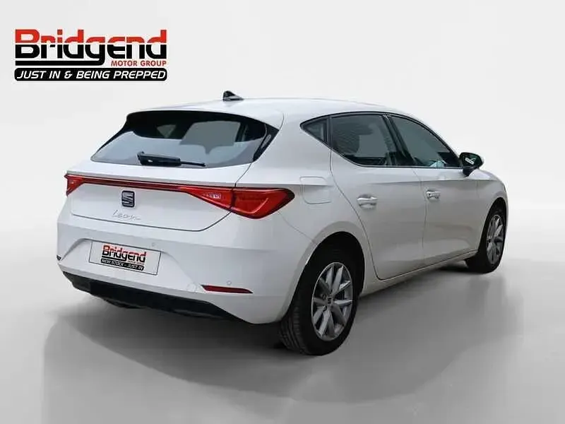 Used Seat Leon SE 130 HP (95 kW) 2022 White Hatchback
