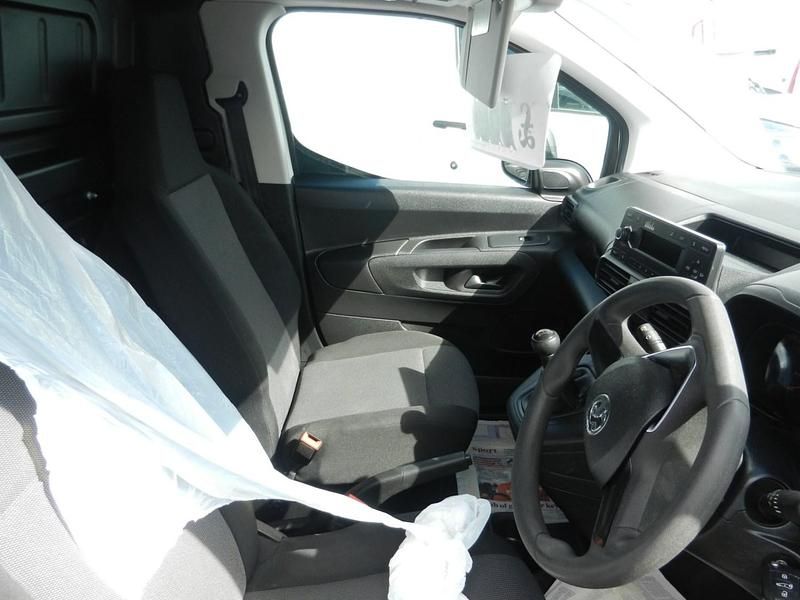 Second-hand Vauxhall Combo Edition 100 CP (73 kW) 2021 Alb Monovolum