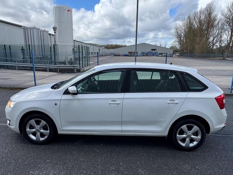 Used Skoda Rapid SE 105 HP (77 kW) 2014 White Hatchback