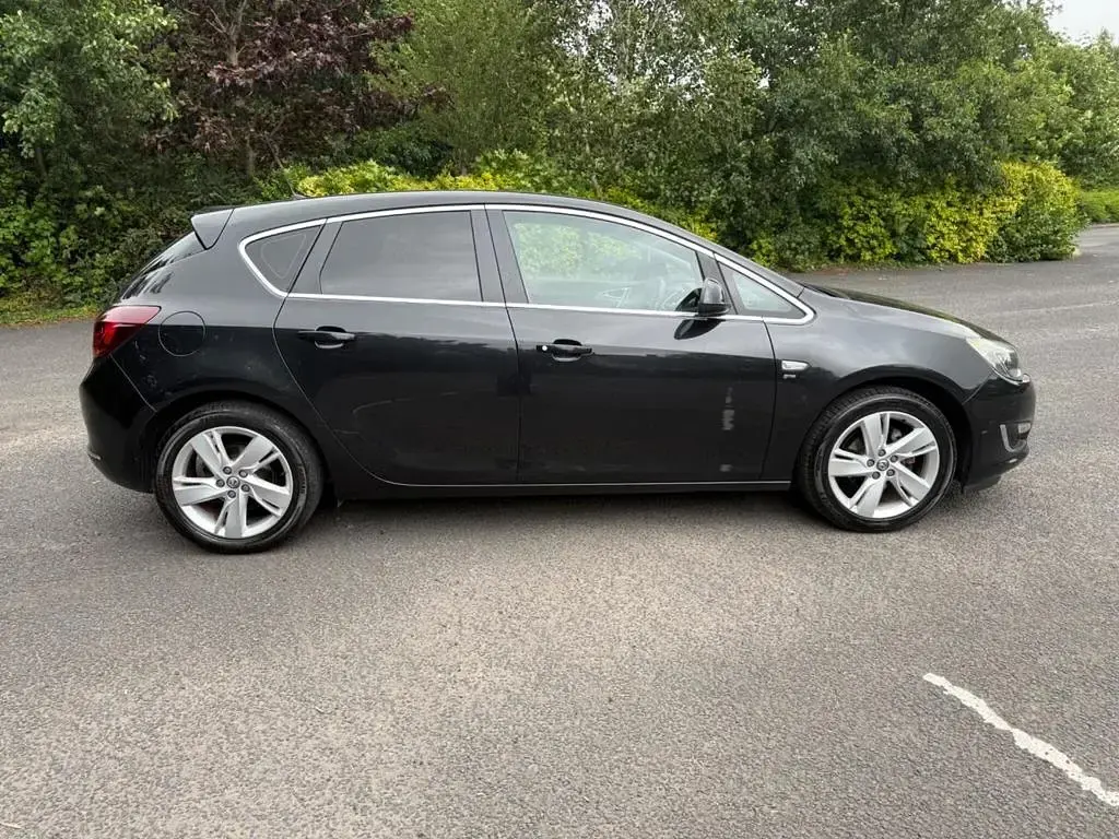 Used Vauxhall Astra SRi 140 HP (102 kW) 2014 Black Hatchback
