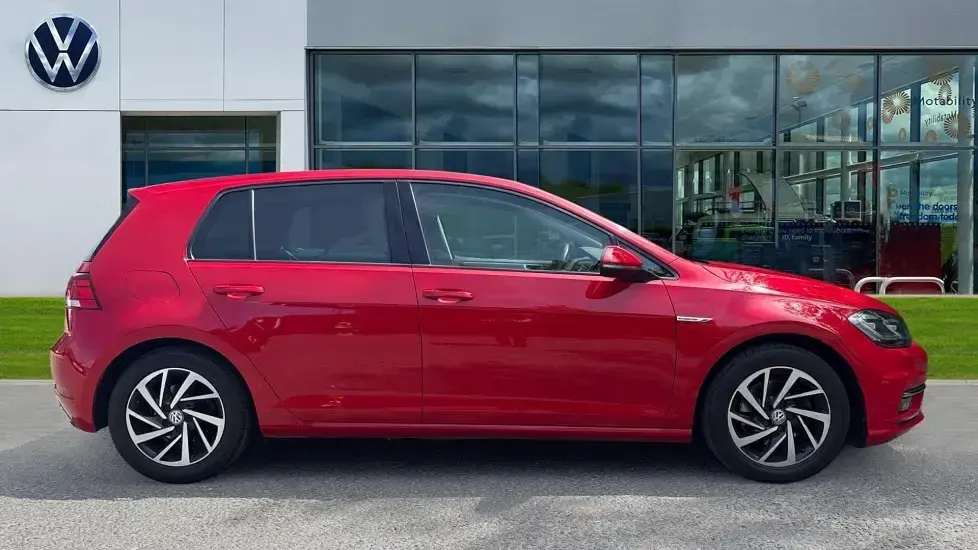 Used VW Golf VIII Edition 130 HP (95 kW) 2020 Flash red