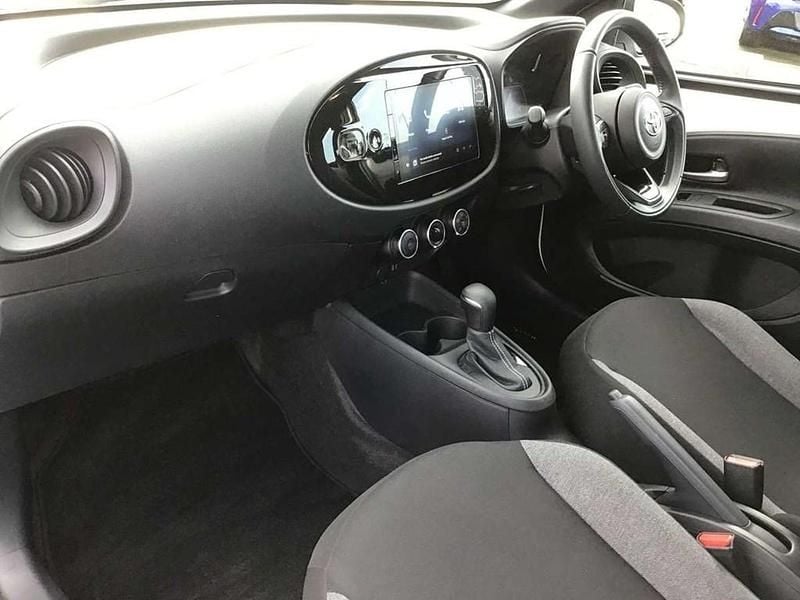 Used Toyota Aygo X PURE 72 HP (52 kW) 2024 White SUV