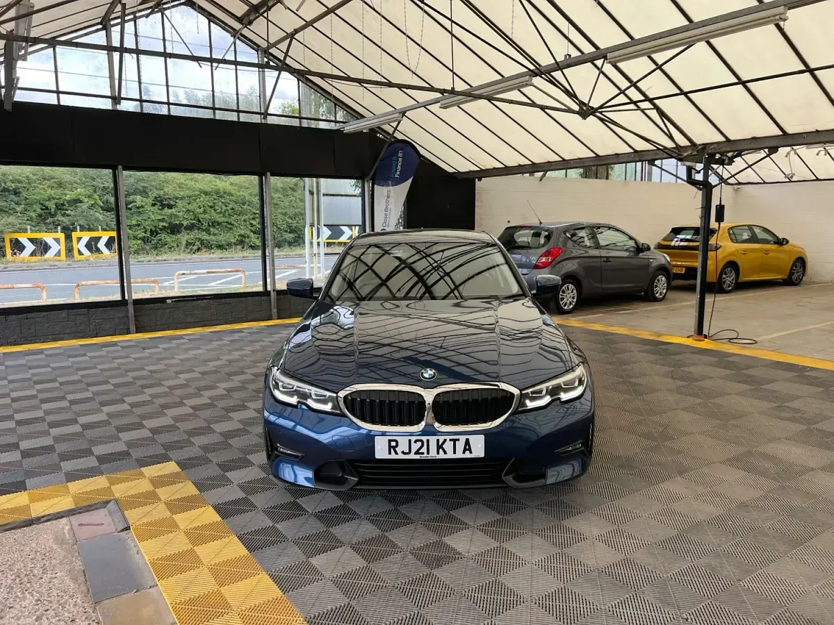 Used BMW 318 Sport Line 147 HP (108 kW) 2021 Phytonic blue Sedan