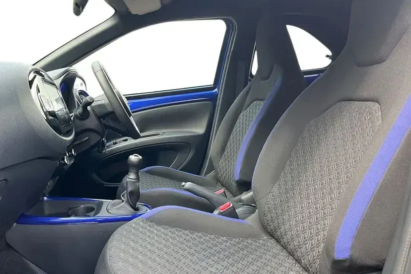 Used Toyota Aygo X 72 HP (52 kW) 2026 Juniper blue with black SUV