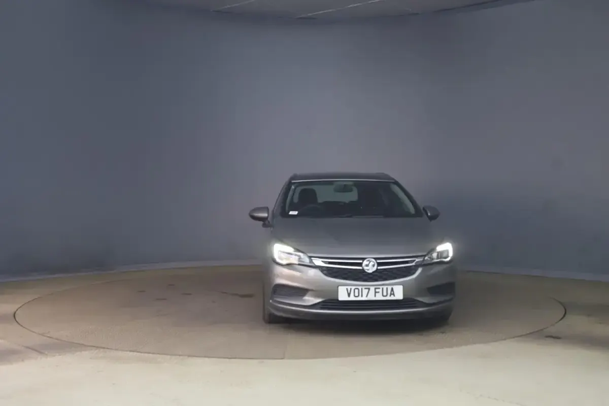 Used Vauxhall Astra Design Edition 105 HP (77 kW) 2017 Grey Estate