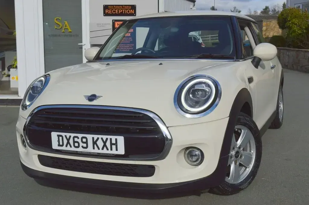 Used Mini Cooper Classic 136 HP (100 kW) 2019 White Hatchback