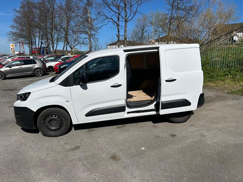 Used Peugeot Partner 131 HP (96 kW) 2022 White MPV
