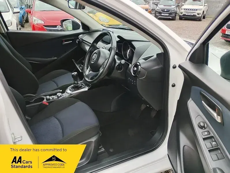 Used Mazda 2 Edition 90 HP (66 kW) 2015 White Hatchback