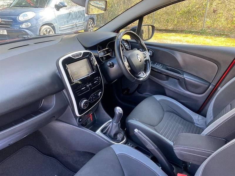 Used Renault Clio IV Dynamique 90 HP (66 kW) 2016 Red Hatchback