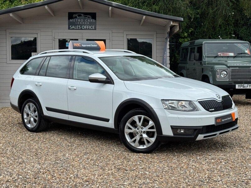 White Used 2015 Skoda Octavia Estate | £10,995 (Fair price) - Image 1/4