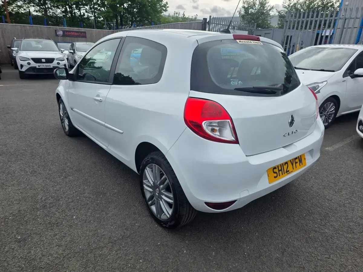 Used Renault Clio IV Dynamique 2012 White Hatchback