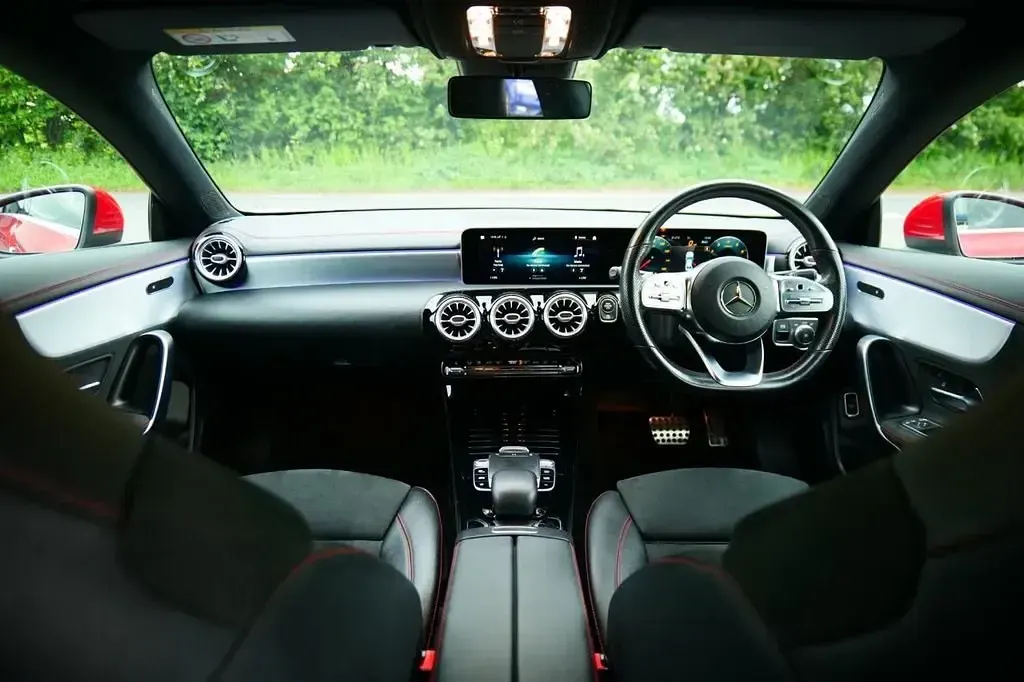 Begagnad Mercedes CLA200 AMG Line Premium 163 HK (119 kW) 2019 Röd Sportkupé