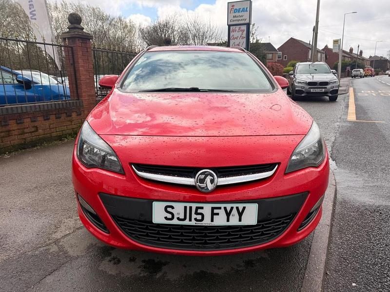 Used Vauxhall Astra Design Edition 115 HP (84 kW) 2015 Red Estate