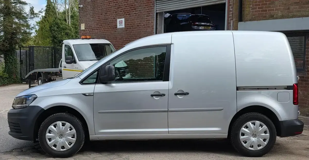 Usado VW Caddy Startline 102 CV (75 kW) 2017 Plateado Monovolumen