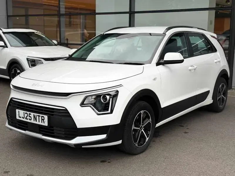 Used Kia Niro 2025 White pearl SUV