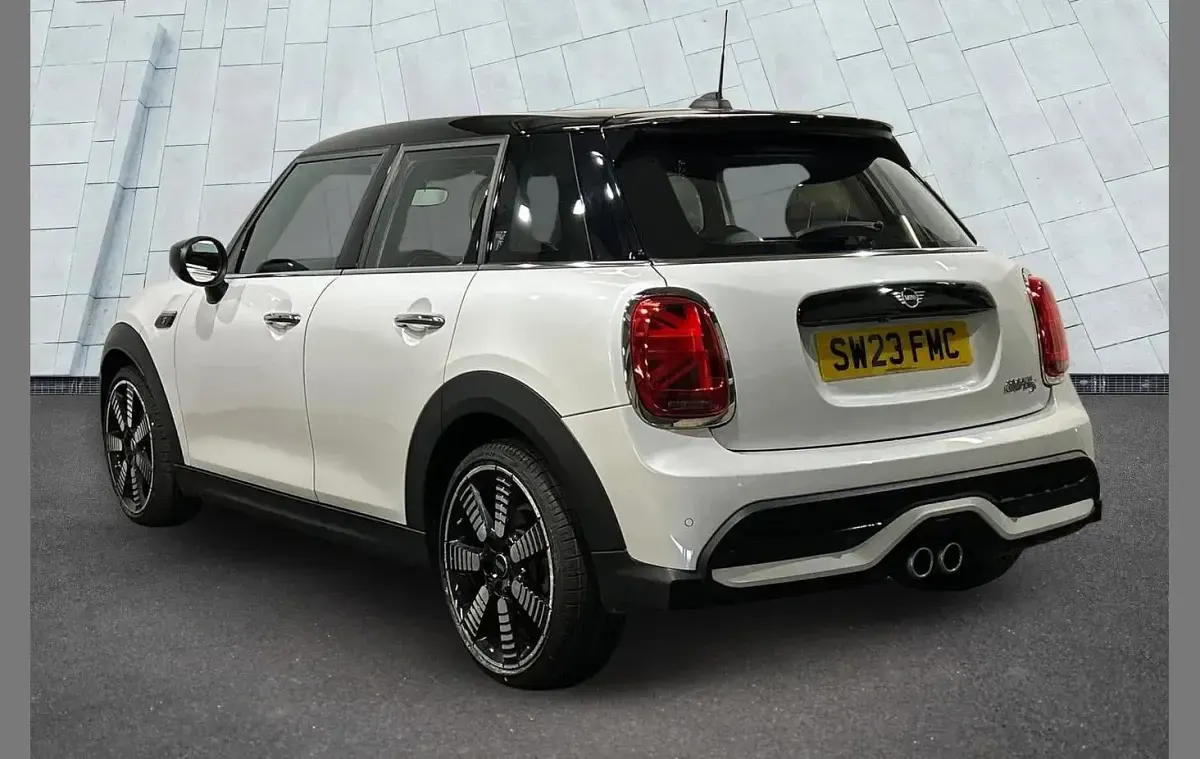 Usado Mini Cooper S Exclusive 176 HP (129 kW) 2023 Branco Citadino