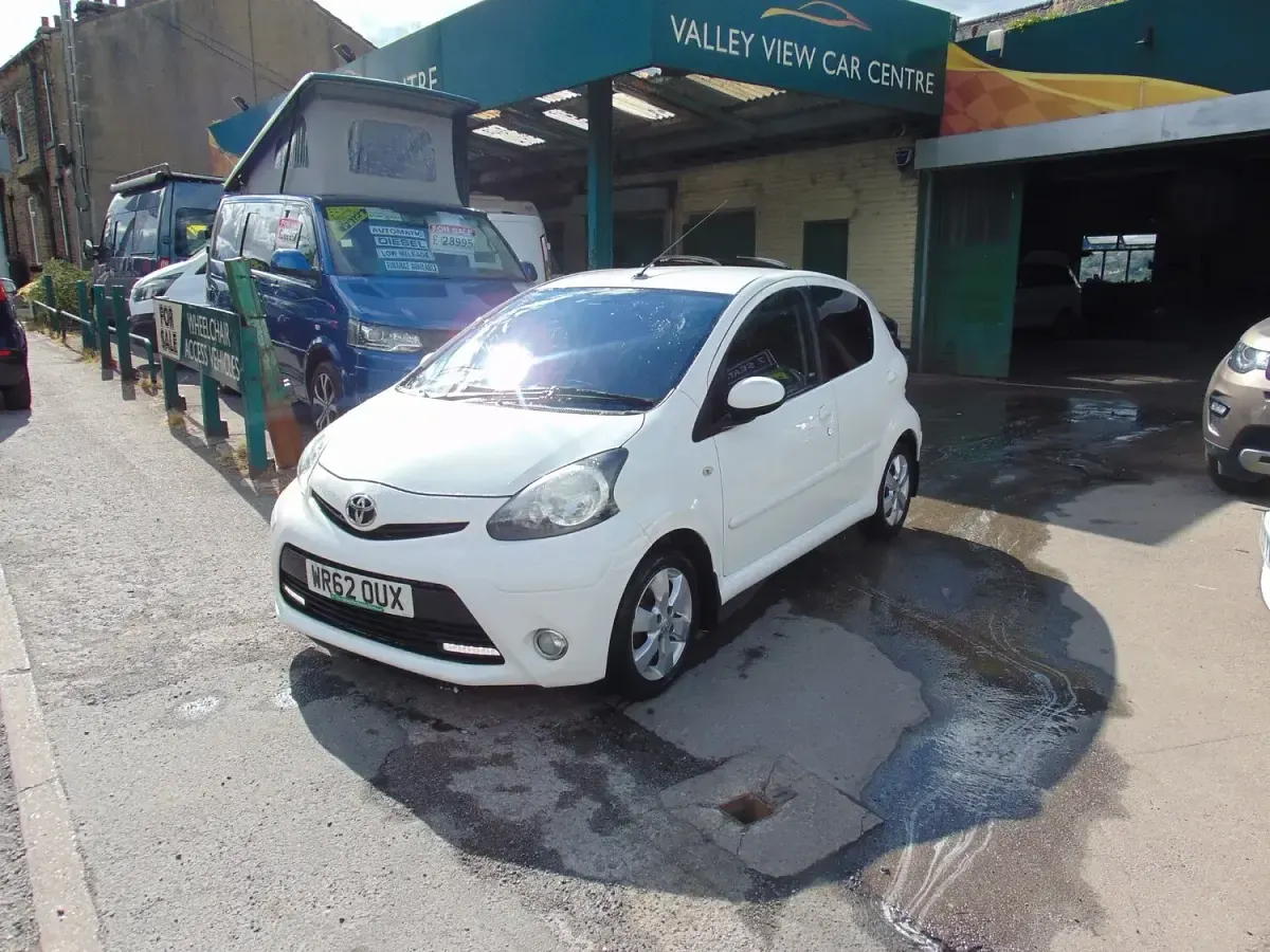 Used Toyota Aygo 68 HP (50 kW) 2012 White Hatchback