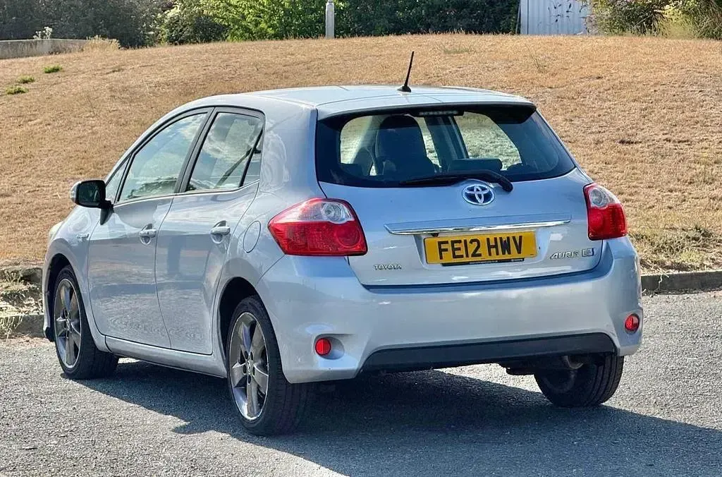 Used Toyota Auris Hybrid 136 HP (100 kW) 2012 Blue Hatchback