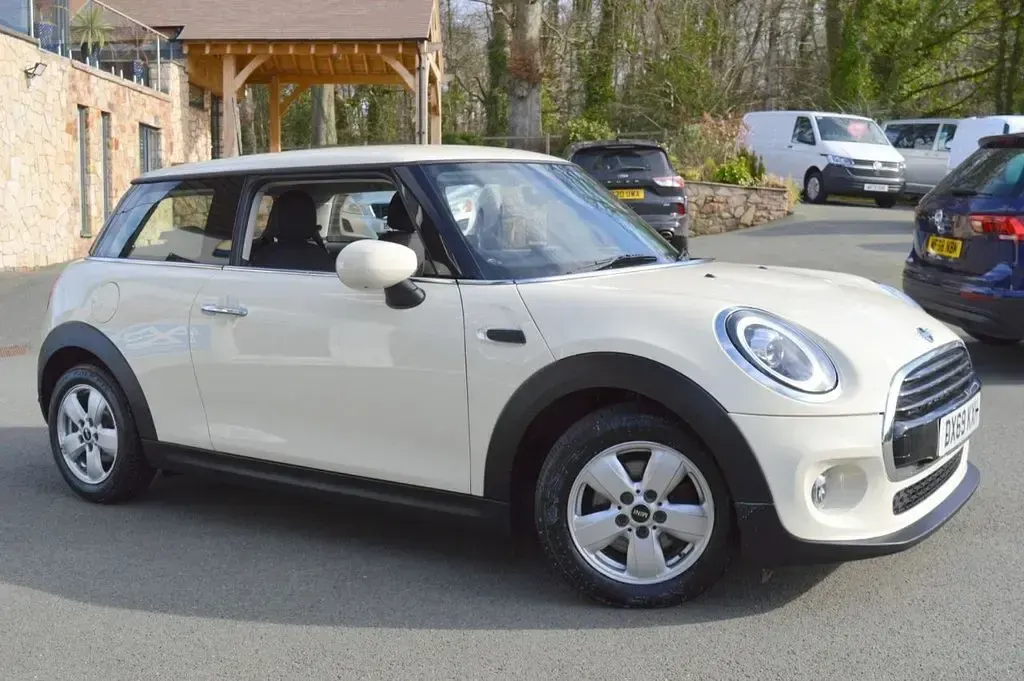 Used Mini Cooper Classic 136 HP (100 kW) 2019 White Hatchback
