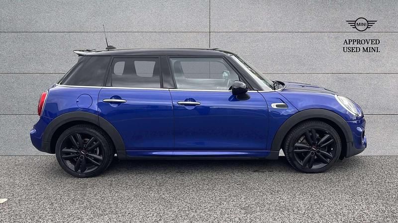 Begagnad Mini Cooper Hatch 134 HK (98 kW) 2019 Blå Halvkombi