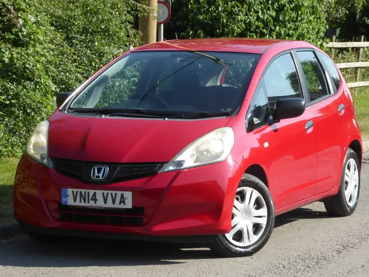 Used Honda Jazz S 90 HP (66 kW) 2014 Red Hatchback