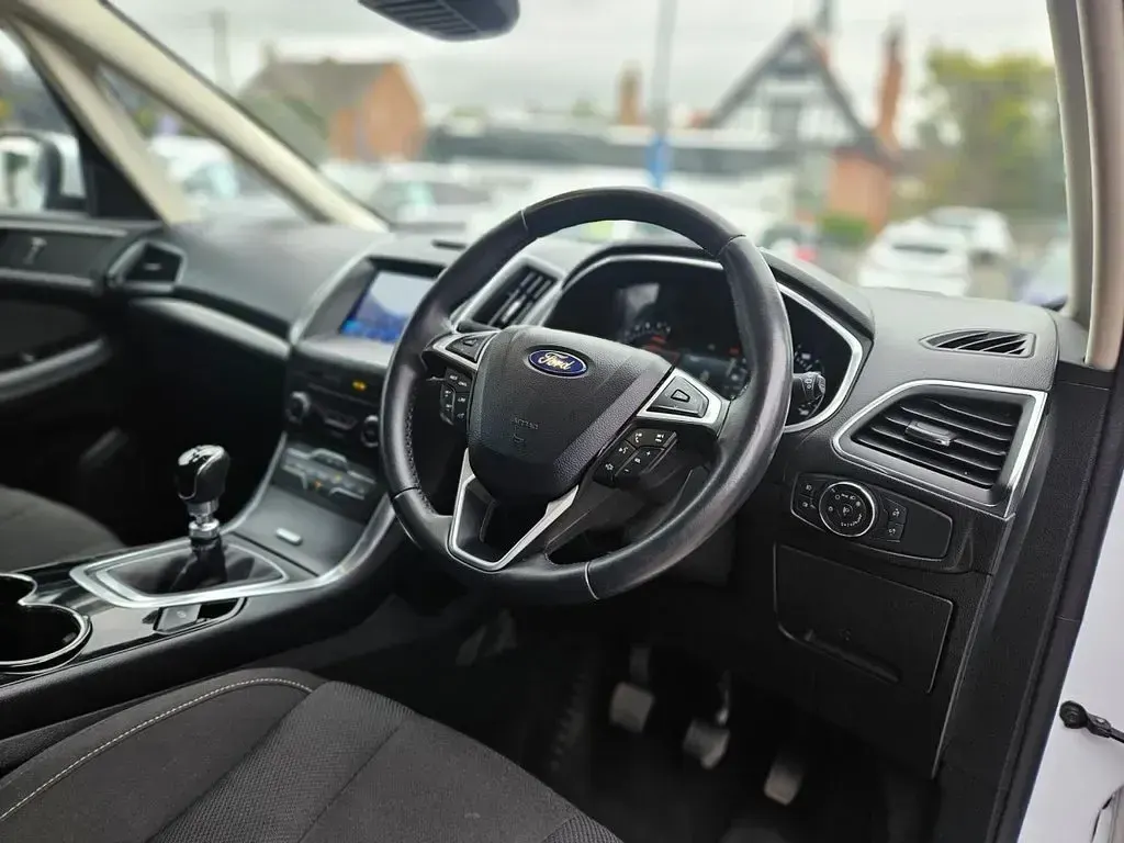 Used Ford S-MAX Titanium 165 HP (121 kW) 2019 White MPV