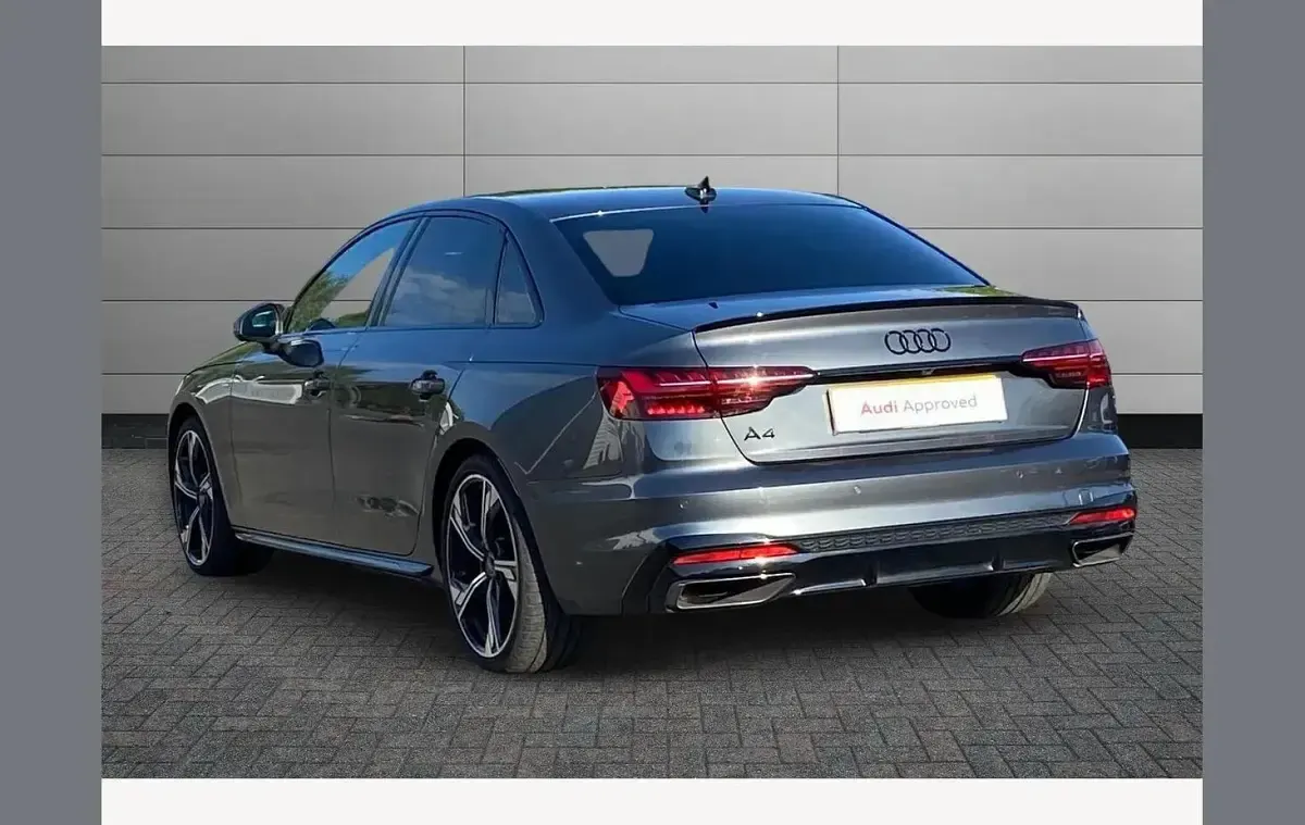 Usado Audi A4 Black Edition 150 HP (110 kW) 2023 Cinzento Sedan