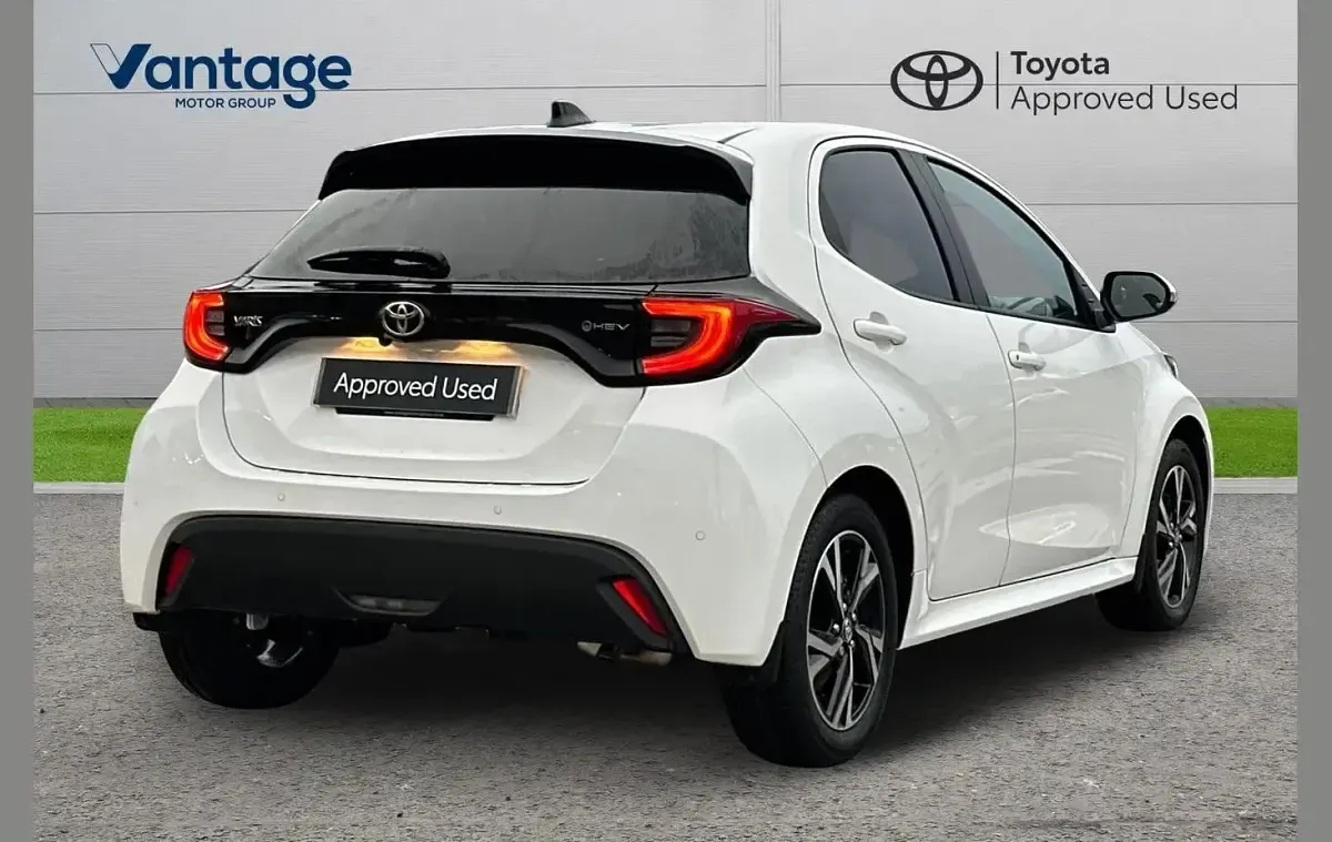Used Toyota Yaris Design 113 HP (83 kW) 2025 White Hatchback