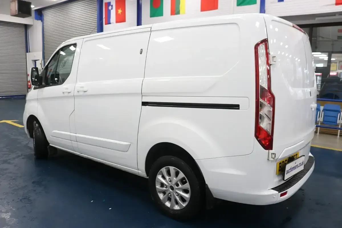 Used Ford Transit Custom Limited 130 HP (95 kW) 2020 White Van