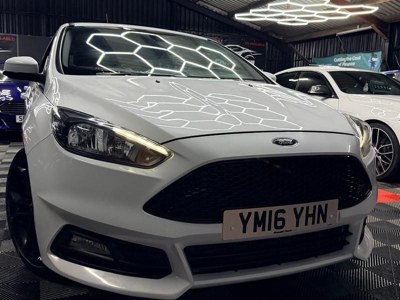 Used Ford Focus ST 185 HP (136 kW) 2016 White Hatchback