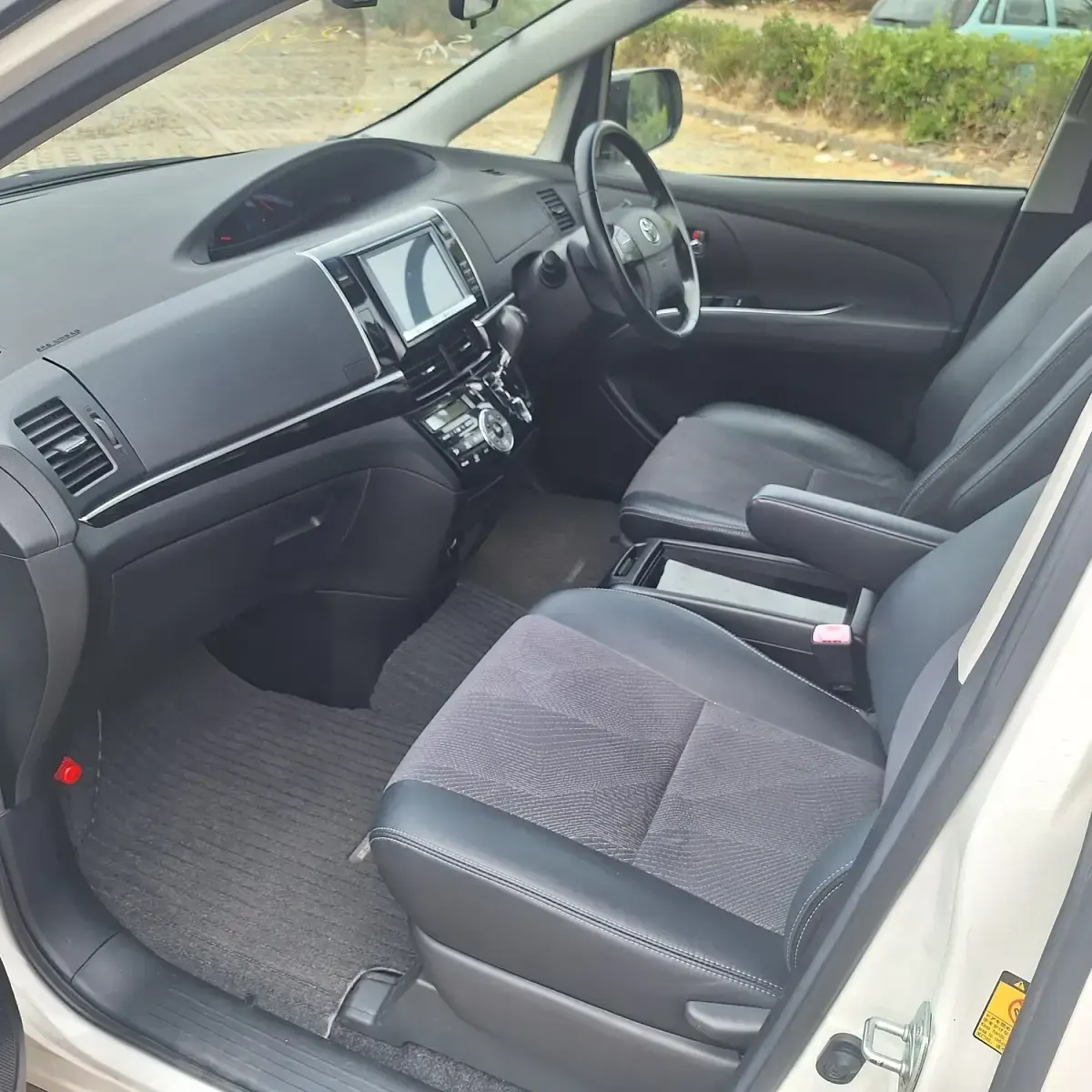 Used Toyota Estima 170 HP (125 kW) 2013 White MPV
