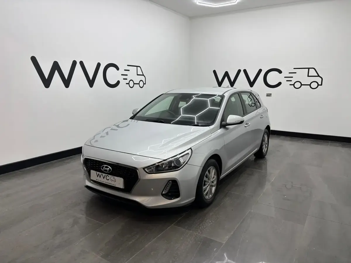 Usado Hyundai i30 SE 110 CV (80 kW) 2018 Plateado Utilitario
