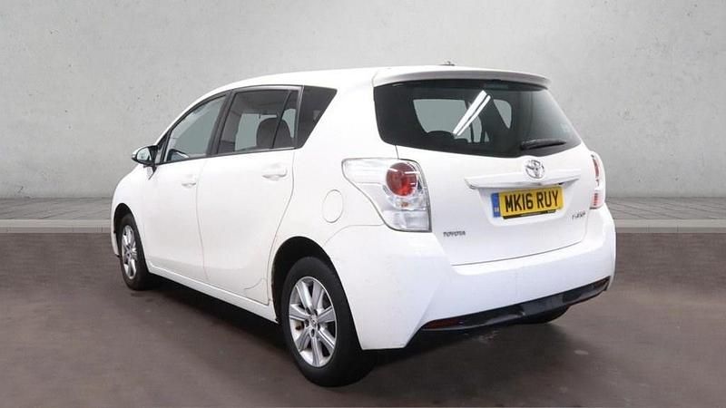 Usado Toyota Verso 132 HP (97 kW) 2016 Branco Monovolume
