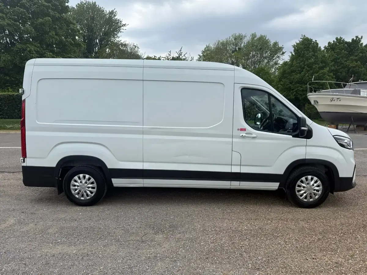 Usado Maxus V90 204 HP (150 kW) 2023 Branco Van