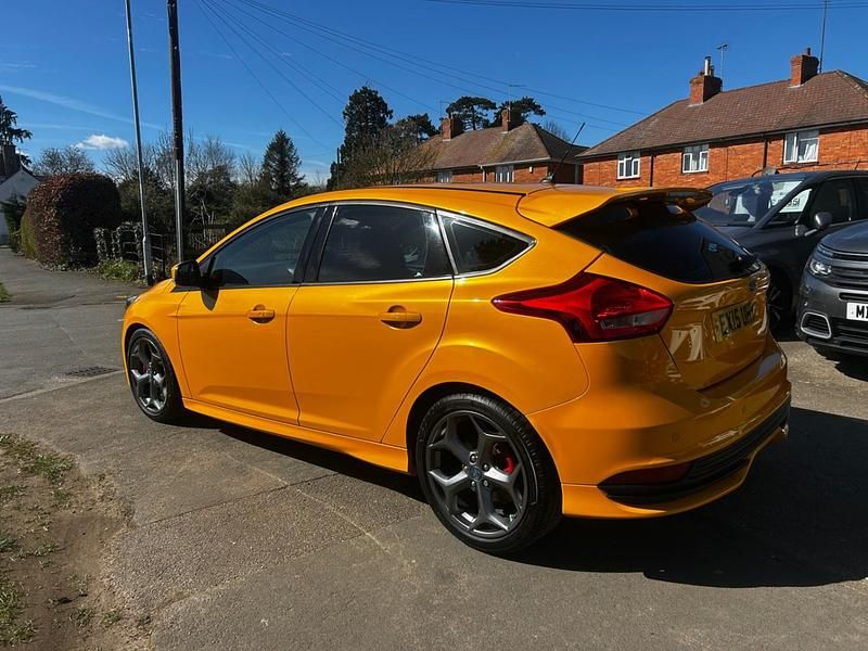 Used Ford Focus ST 250 HP (183 kW) 2015 Yellow Hatchback
