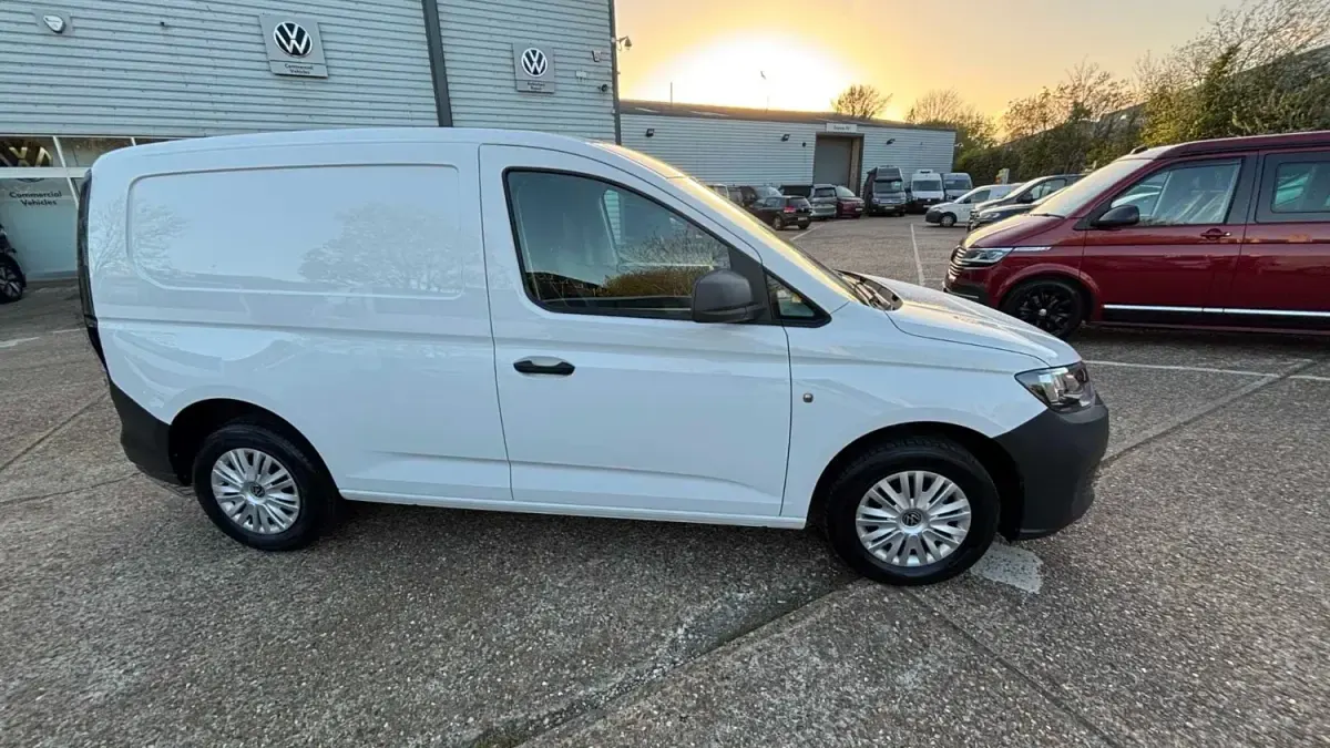 Usado VW Caddy 102 HP (75 kW) 2024 Branco Monovolume