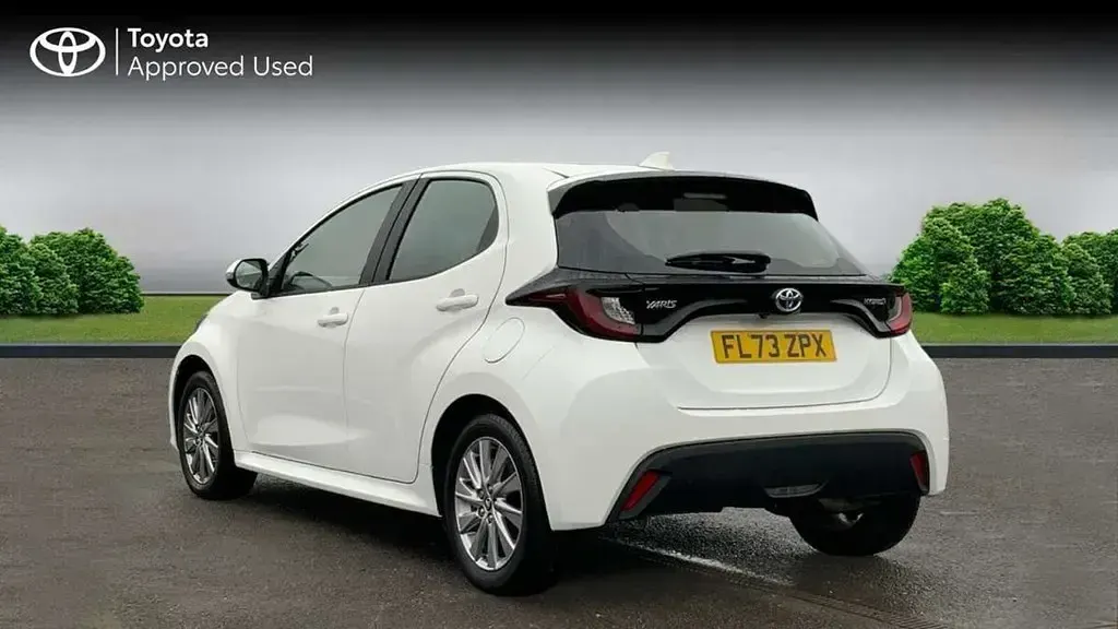 Usado Toyota Yaris Hybrid 116 HP (85 kW) 2023 Branco Citadino