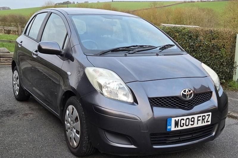 Used Toyota Yaris 101 HP (74 kW) 2009 Grey Hatchback