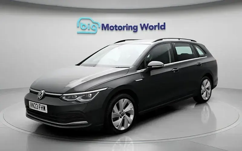 Second-hand VW Golf VIII Style 150 CP (110 kW) 2023 Gri Break