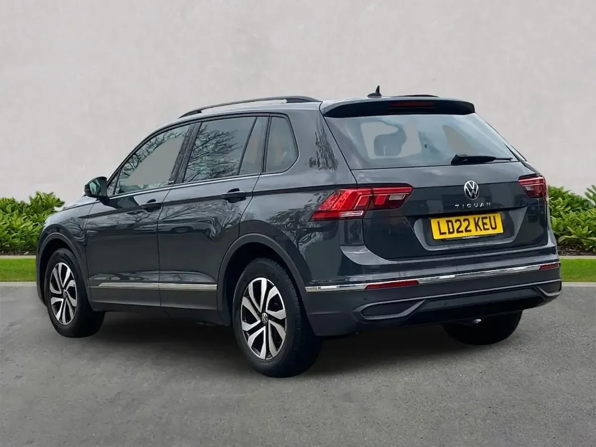 Usado VW Tiguan Active 130 HP (95 kW) 2022 Cinzento SUV