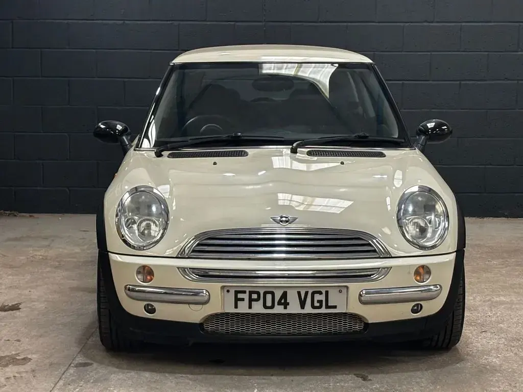 Used Mini Cooper Hatch 115 HP (84 kW) 2004 White Hatchback