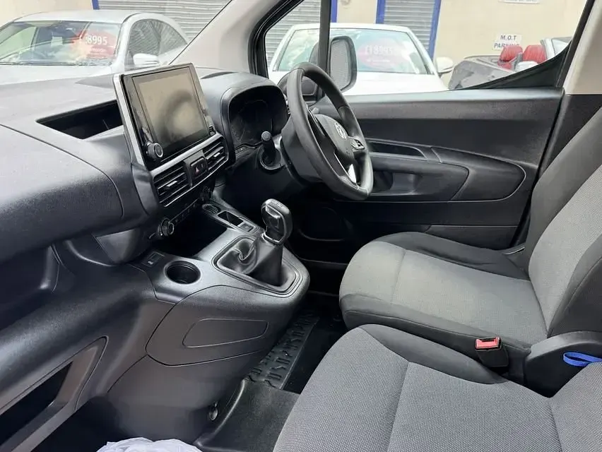 Used Vauxhall Combo Sportive 100 HP (73 kW) 2019 White MPV