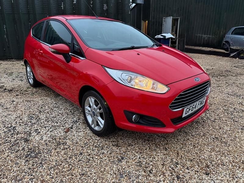 Used Ford Fiesta Zetec 82 HP (60 kW) 2014 Red Hatchback
