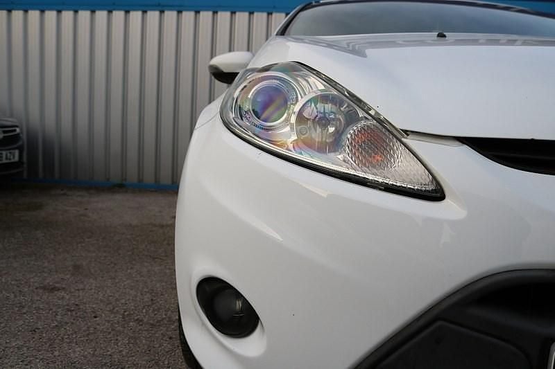 Used Ford Fiesta Zetec 95 HP (69 kW) 2011 White Hatchback