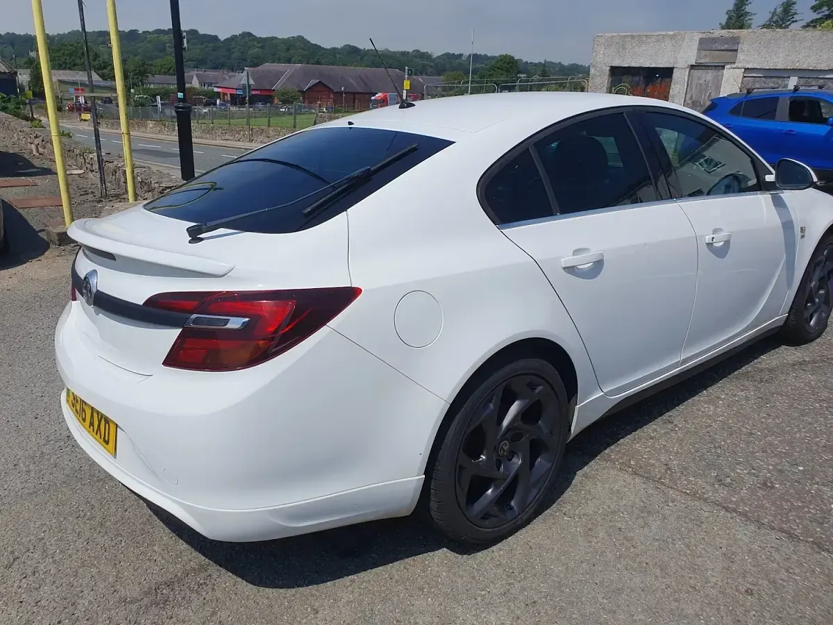 Used Vauxhall Insignia Elite 136 HP (100 kW) 2016 White Hatchback