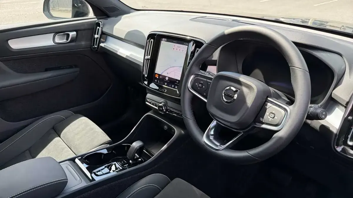 New Volvo XC40 Plus 197 HP (144 kW) 2026 Black SUV