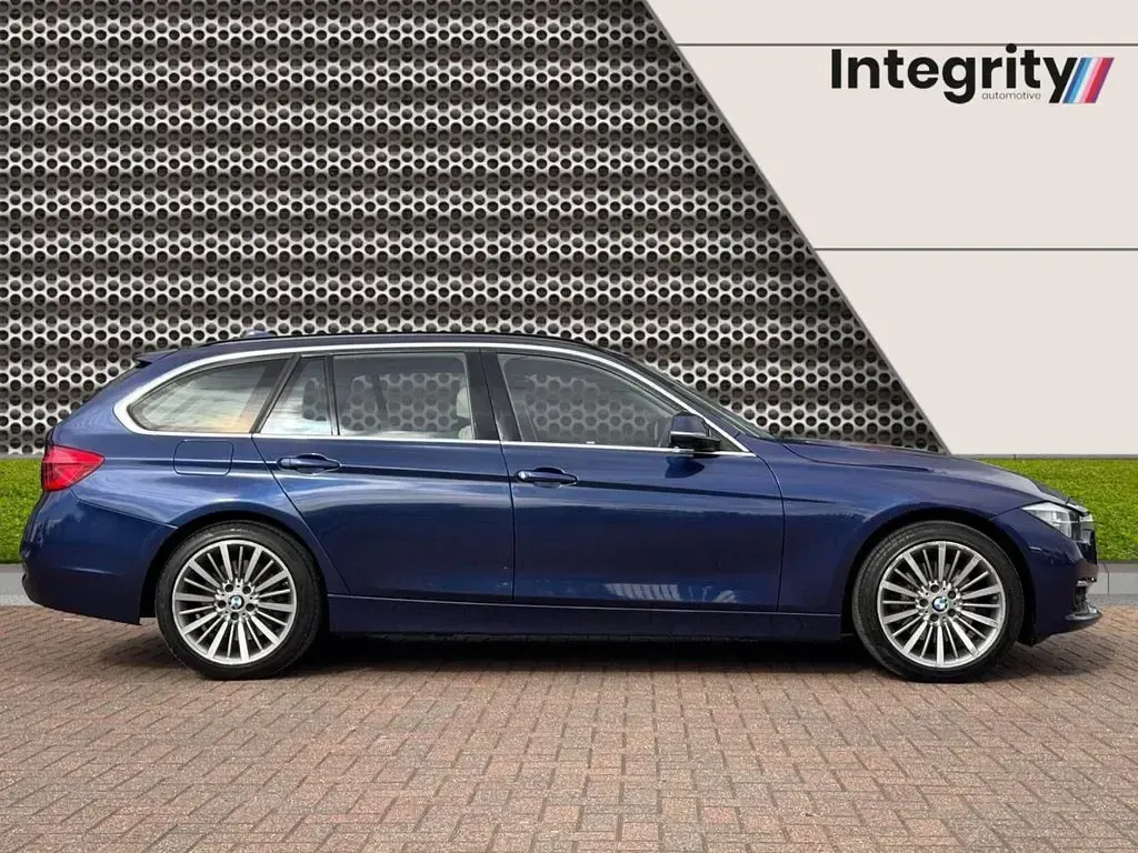 Used BMW 330 Luxury Line 258 HP (189 kW) 2015 Blue Estate